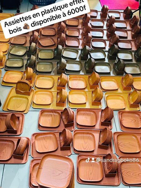 Assiettes en plastique effet bois le lot de 11