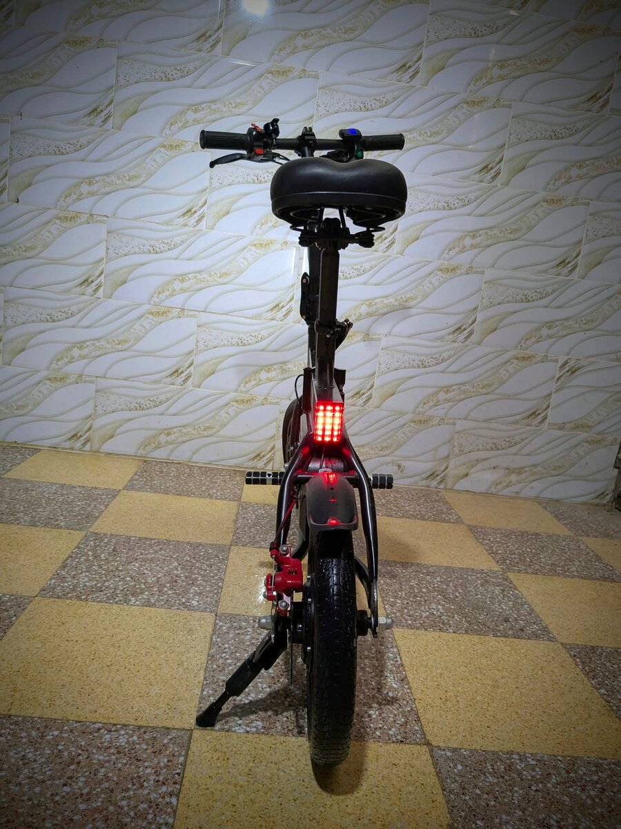 Vélo électrique pliant compact