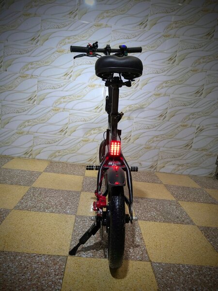Vélo électrique pliant compact