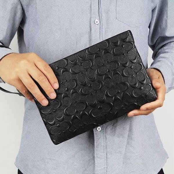 Pochette en cuir gravée