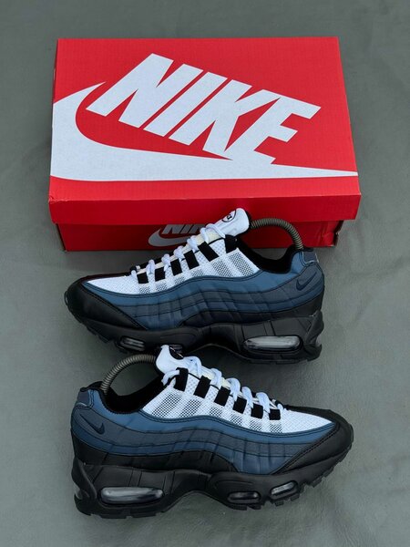 Nike Air Max 95 Noires et Blanches