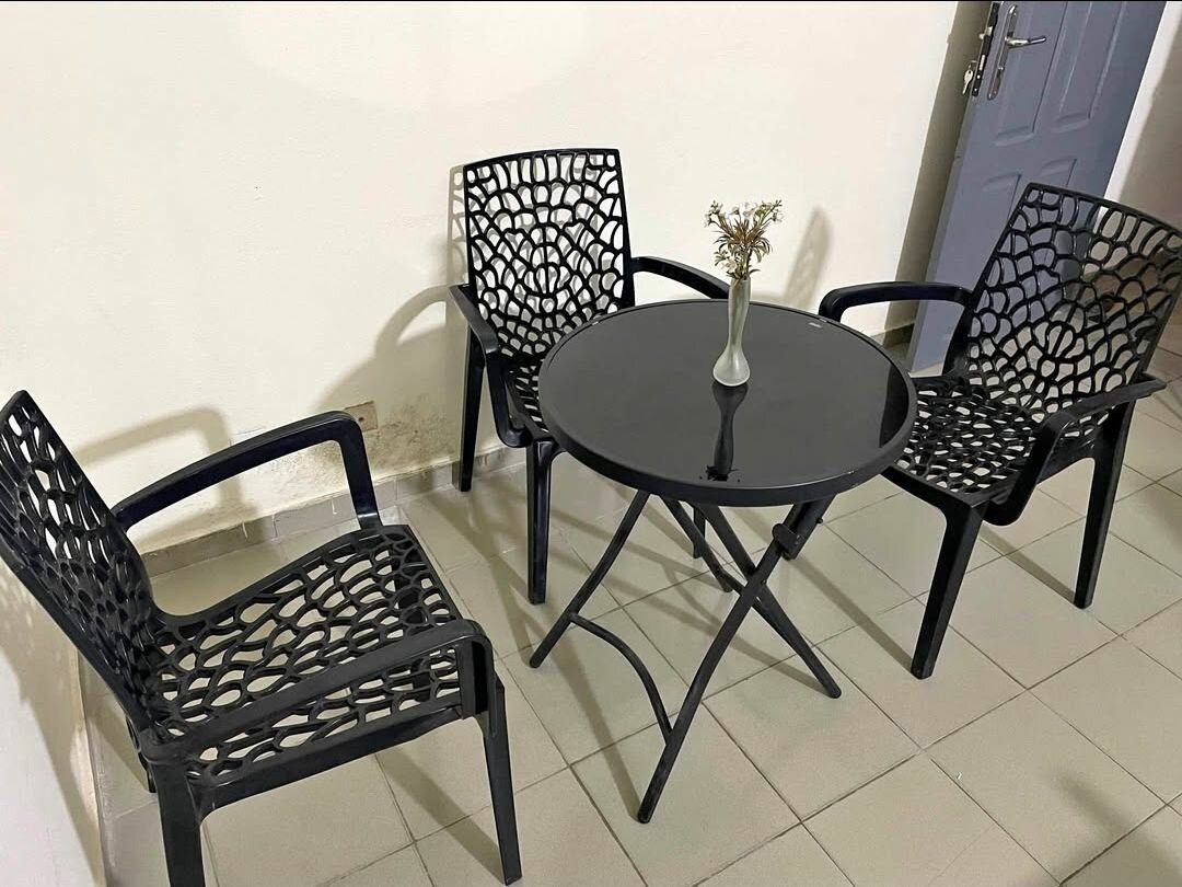 Table bistrot avec chaises