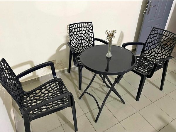 Table bistrot avec chaises