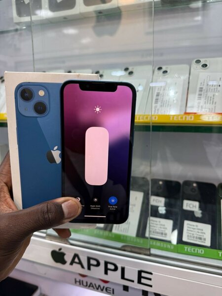 iPhone 13 128go quasi neuf avec son carton