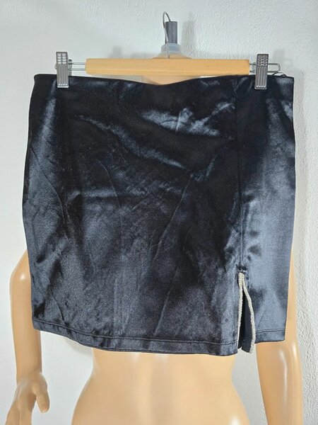 Mini-jupe en satin noir