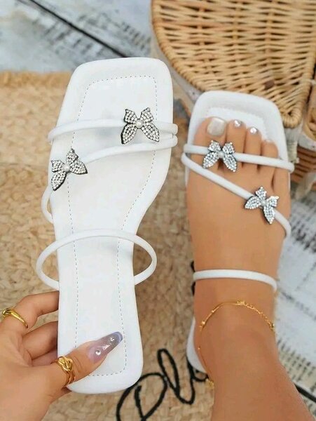 Sandales blanches chics