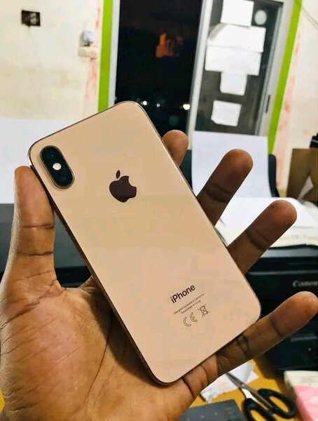 iPhone X avec accessoires complets