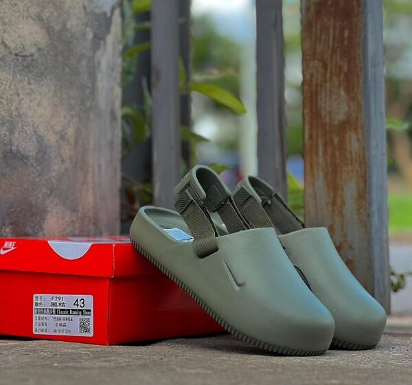 Nike calm slides