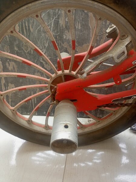 Vélo BMX rouge robuste