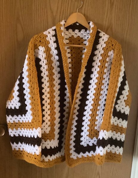 Cardigan en Crochet Élégant