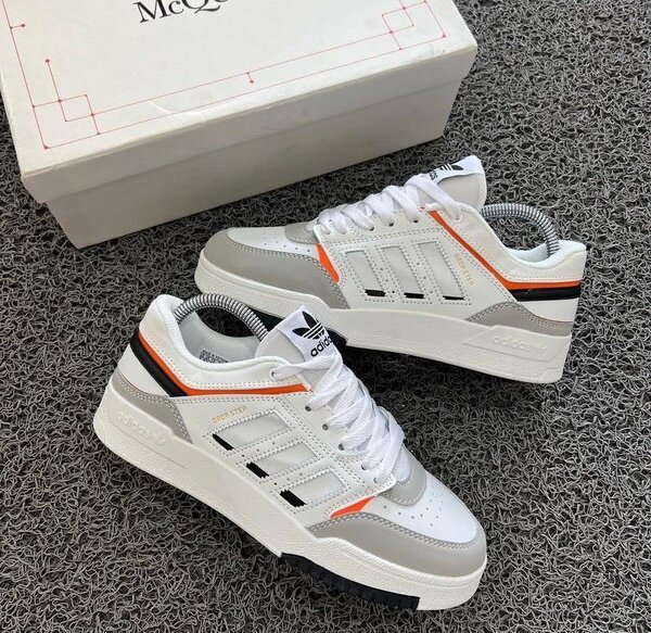 Adidas avec le carton