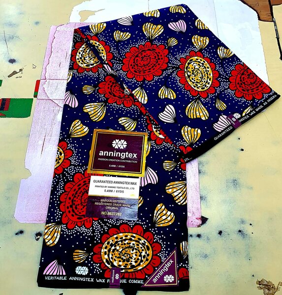 Tissu violet rouge
