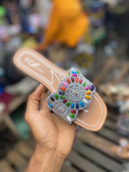 Sandales élégantes perlées femme