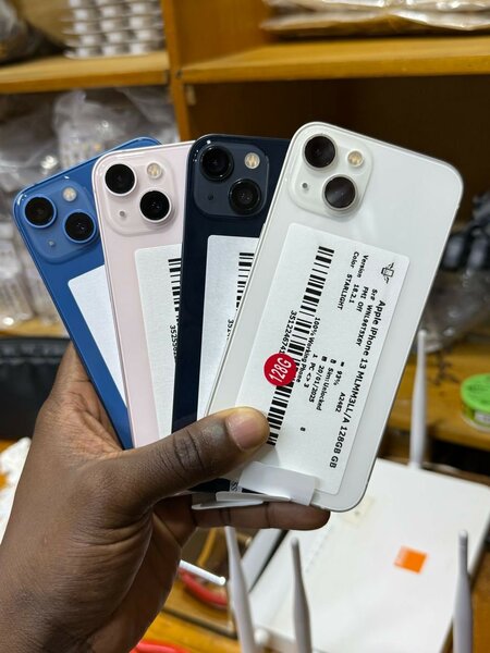 iPhone 13 simple 128giga casineuf colis importé très propre