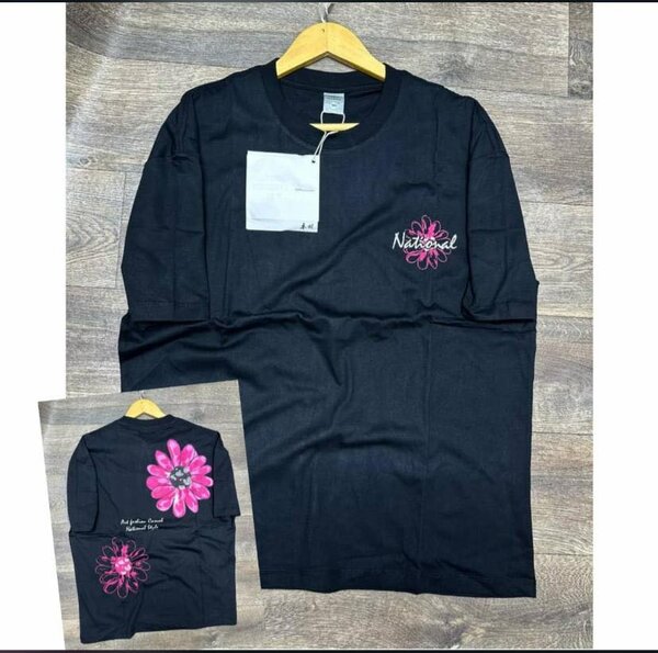 T-shirt noir avec fleur