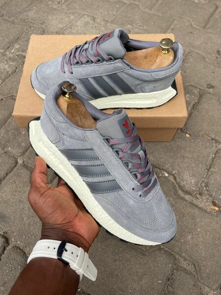 Baskets ADIDAS grises élégante