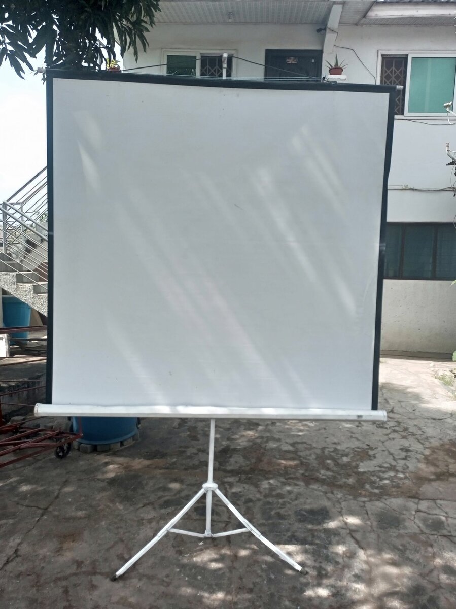 Rent Projector + 50m Wireless Hdmi + Tripod Screen