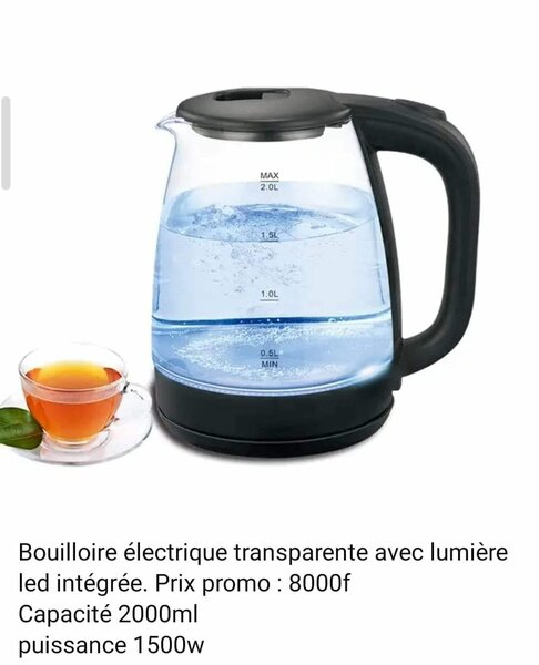 Bouilloire électrique transparente avec lumière led intégrée.