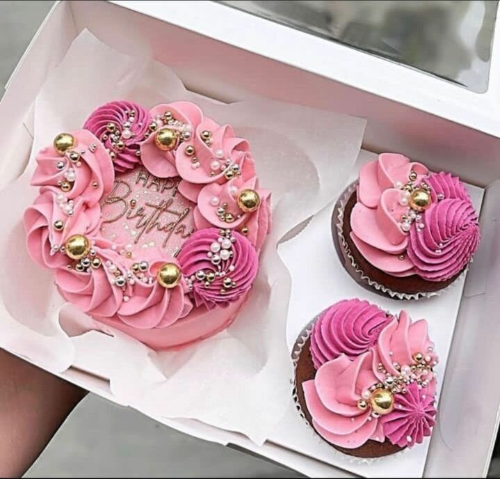 Benþo cake with cupcakes