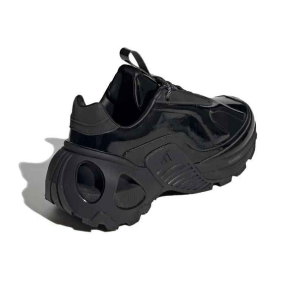 Baskets noires Adidas modernes