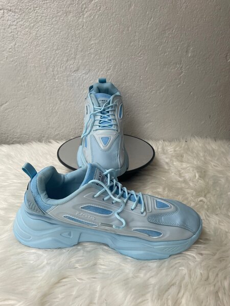 Sneakers bleus modernes