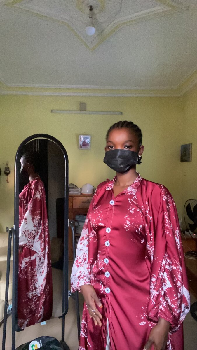 Robe élégante en satin rouge
