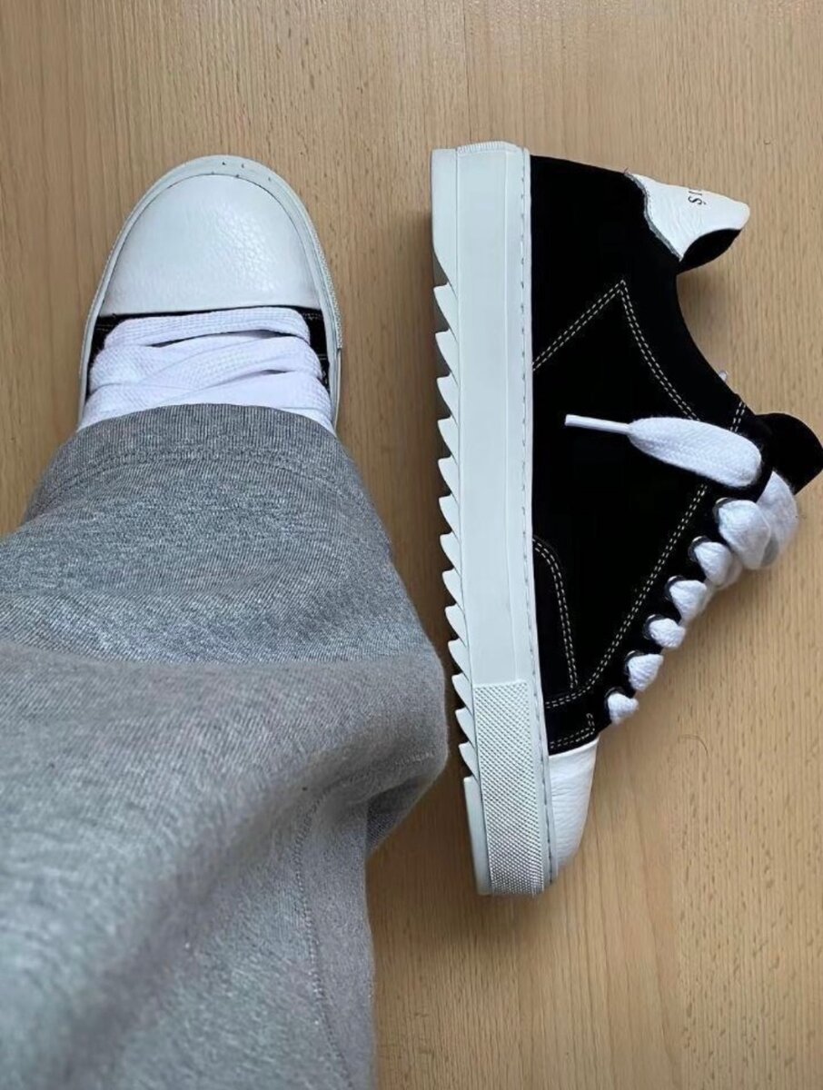 Baskets noires et blanches tendance