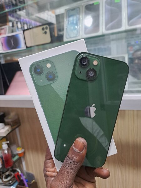 Iphone 13simple 128gigas CE Écran icloud déçu super propre