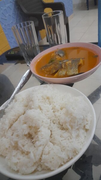 Plat de riz avec poisson épicé