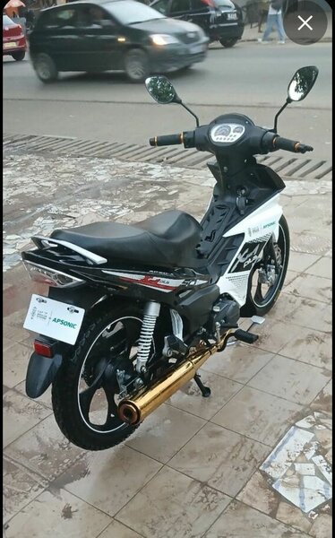 Moto sportive 110cc élégante