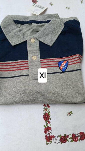 Un polo manches courtes