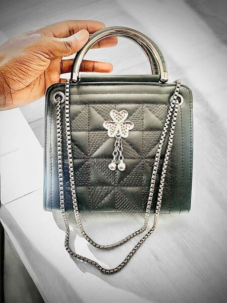 Sac à main en bandoulière noir