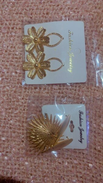 Boucles d'oreilles florales dorées