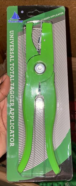 Ear tag applicator