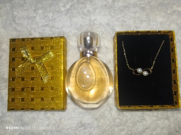Chaine en inox avec pendentif accompagné de parfum