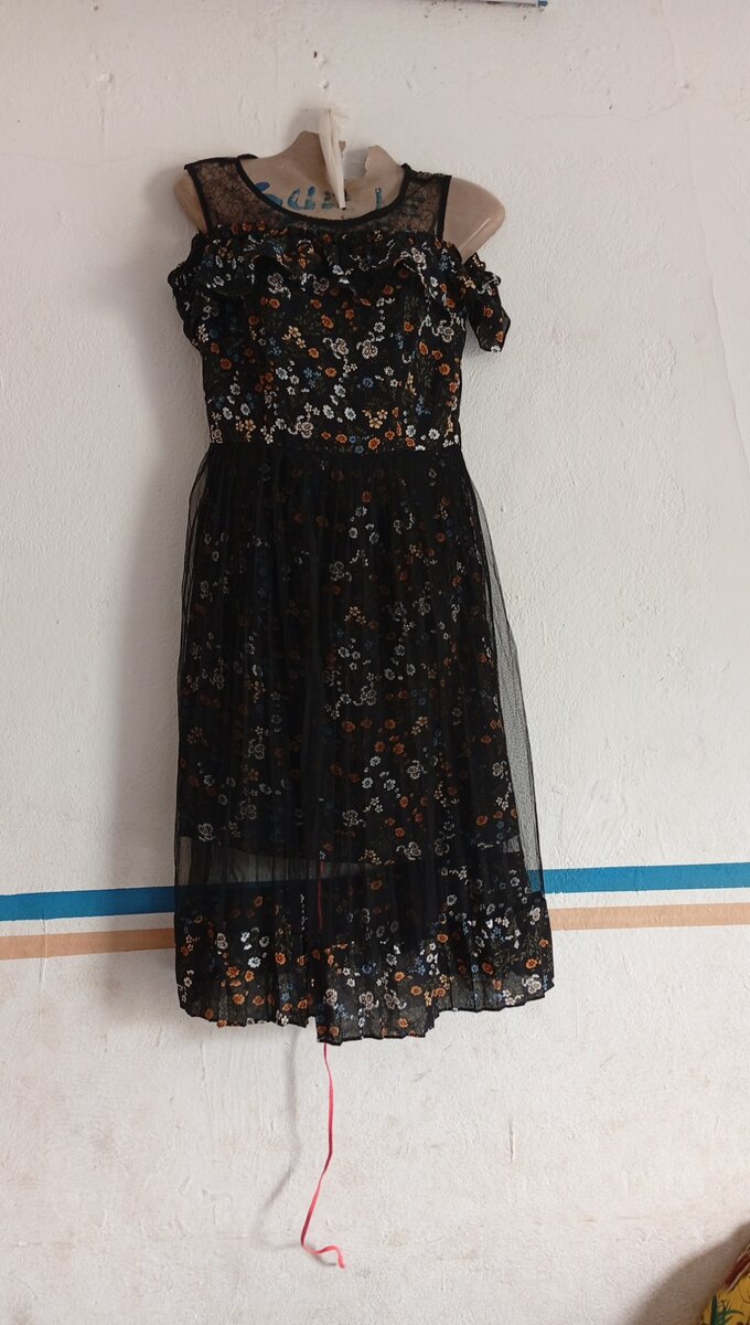 Robe noire à fleurs