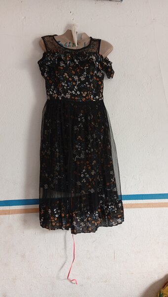 Robe noire à fleurs