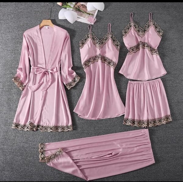 Pyjama féminin en satin élégant