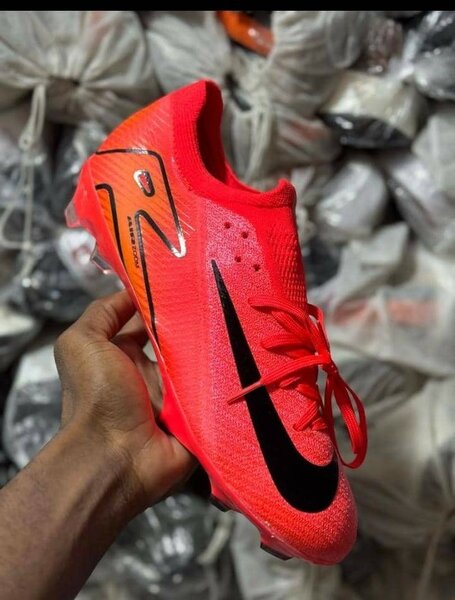 Chaussures de football rouges