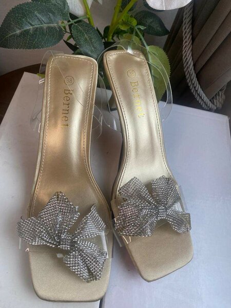 Ladies heel shoes