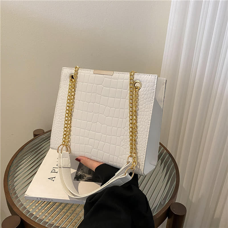 sac à main en cuir avec sangle en métal
