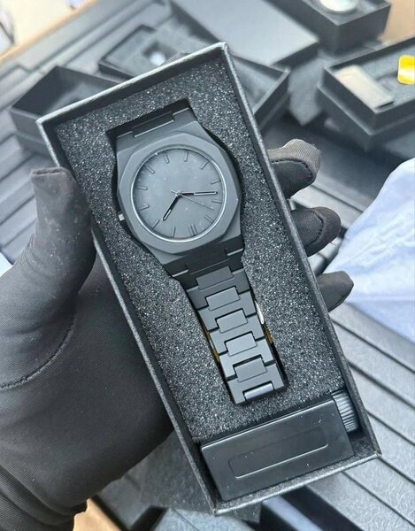 Montre noire minimaliste