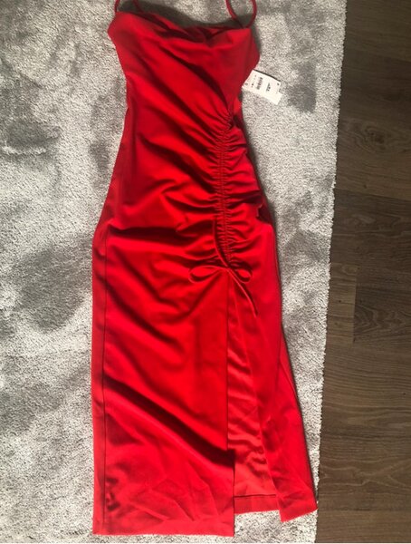 Robe rouge à fente