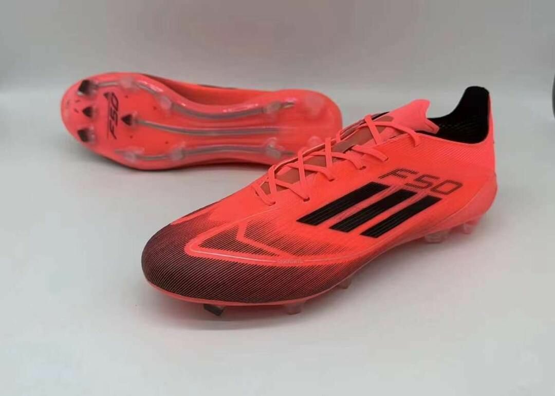 Crampons paire de margue adidas f50