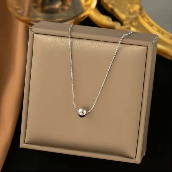 Collier élégant boule dorée