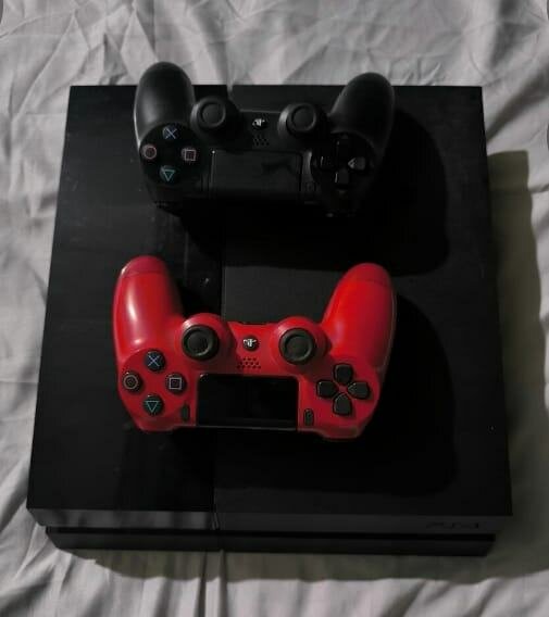 PS4 a deux manettes
