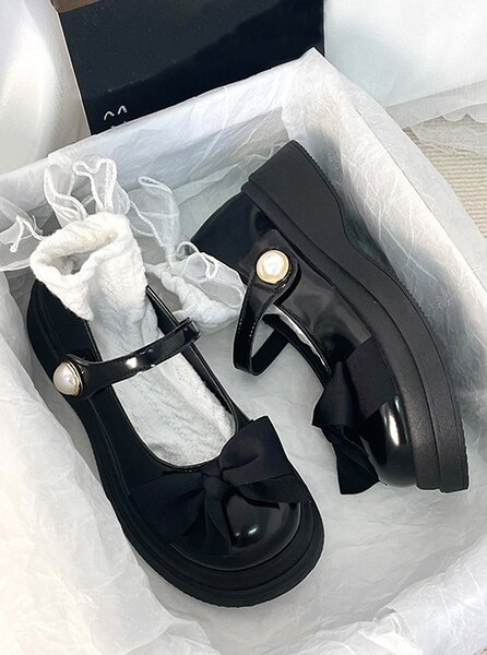 Pearl button shoe