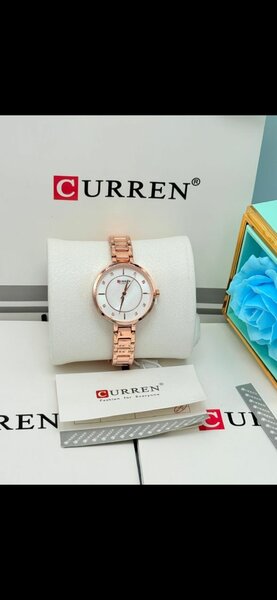 Montre femme en or rose élégante