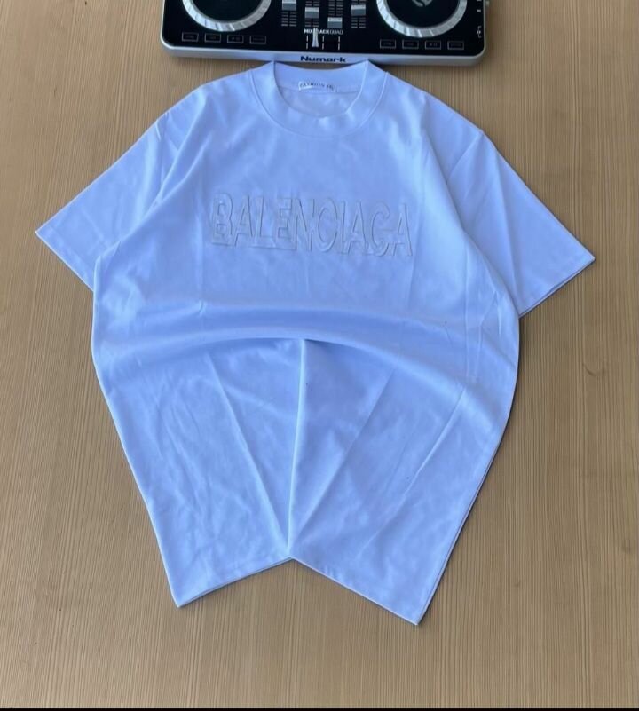 Plain white t shirt