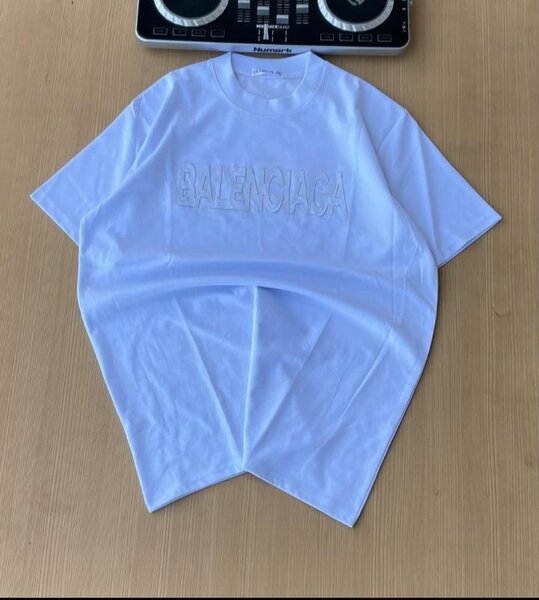 Plain white t shirt